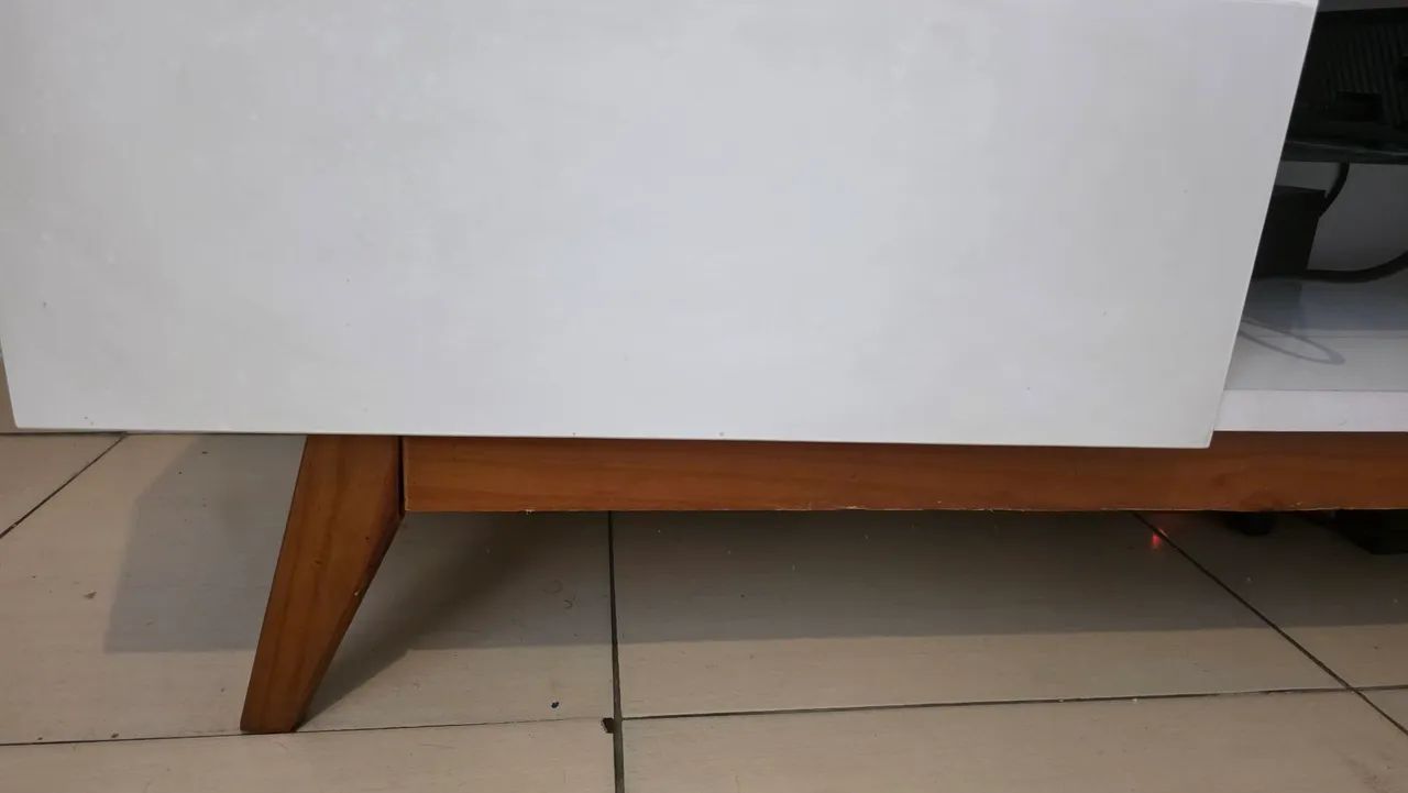 Rack para TV Retrô Branco com Pés de Madeira Maciça e Gavetas - Foto 3