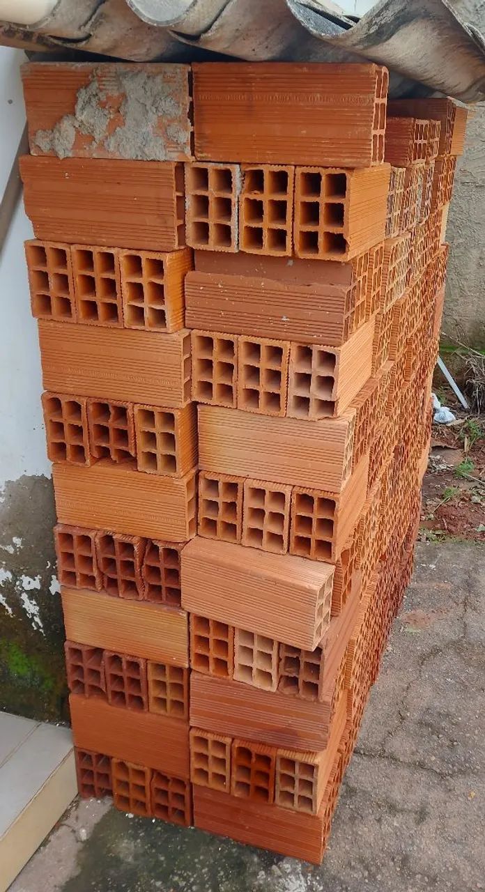 Lote de Material de Construção - Tijolo 6 Furos + Madeiras + Brita e Areia