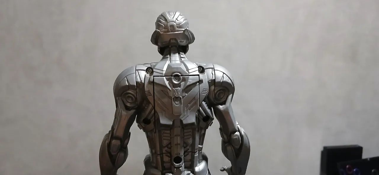 Boneco Ultron 30cm - com luz e sons  - Foto 4