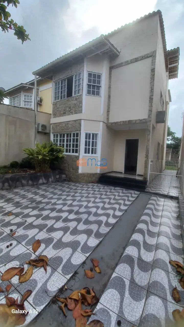 Casa com 03 quartos e quintal para locação.