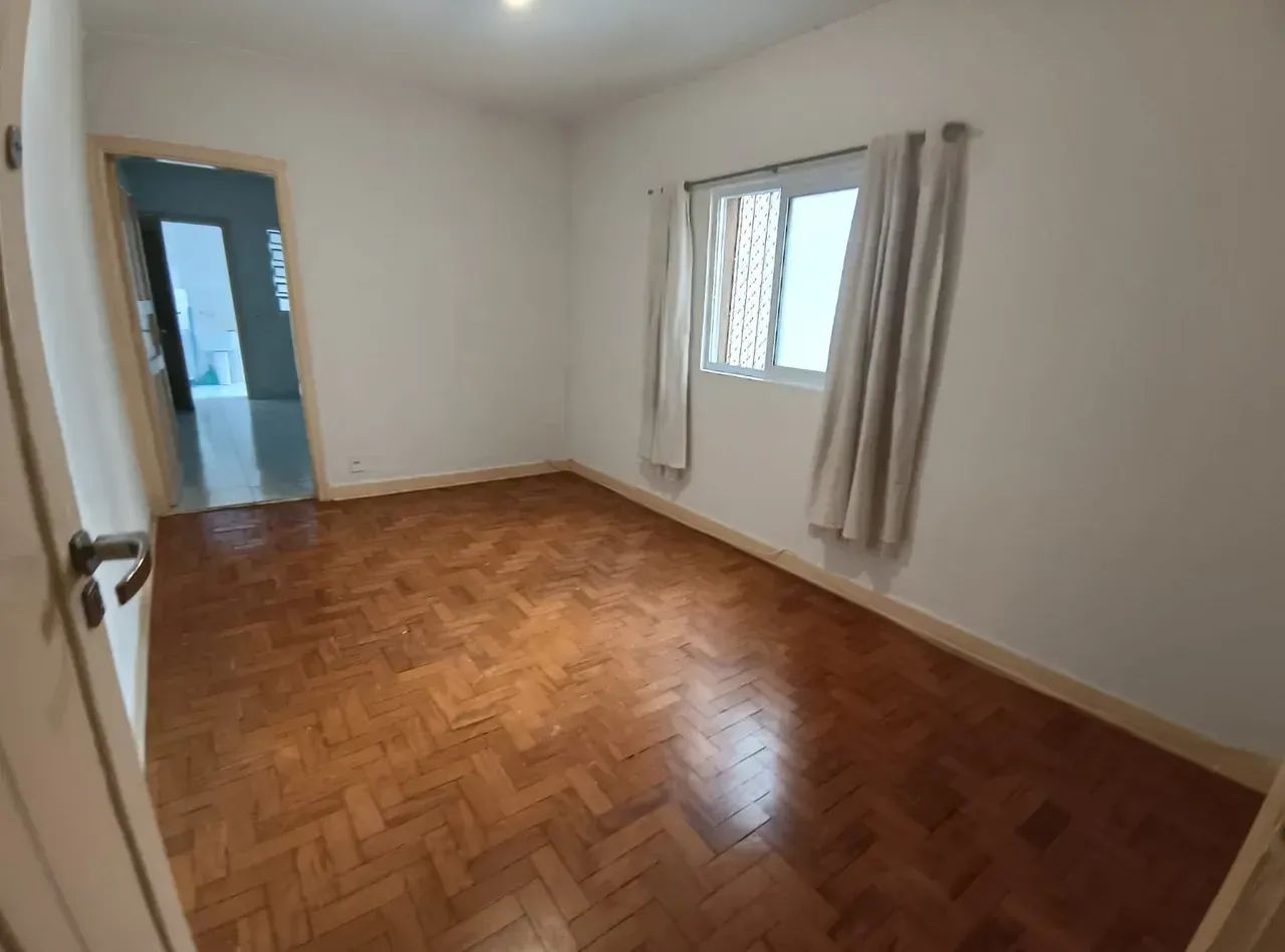 Apartamento tradicional com 2 dormitórios amplos e lavanderia em Perdizes.