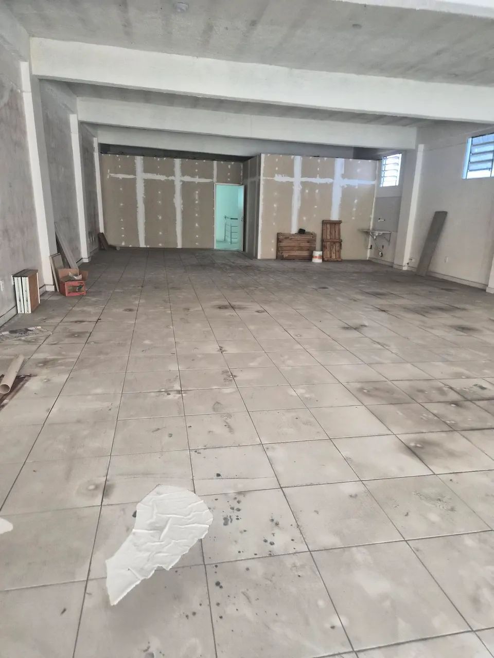 Alugo! Prédio de 2 andares. - Foto 4