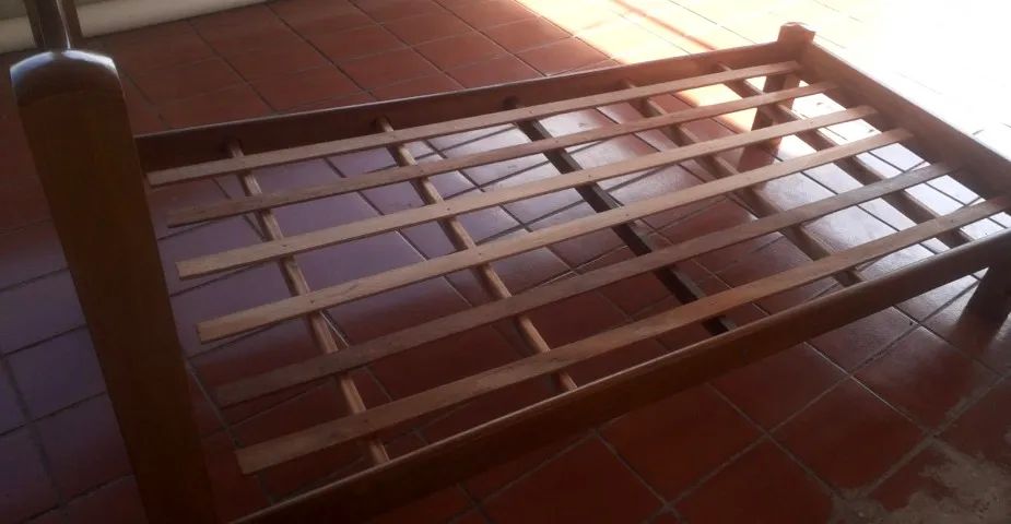Cama em madeira maciça solteirão usada  - Foto 2