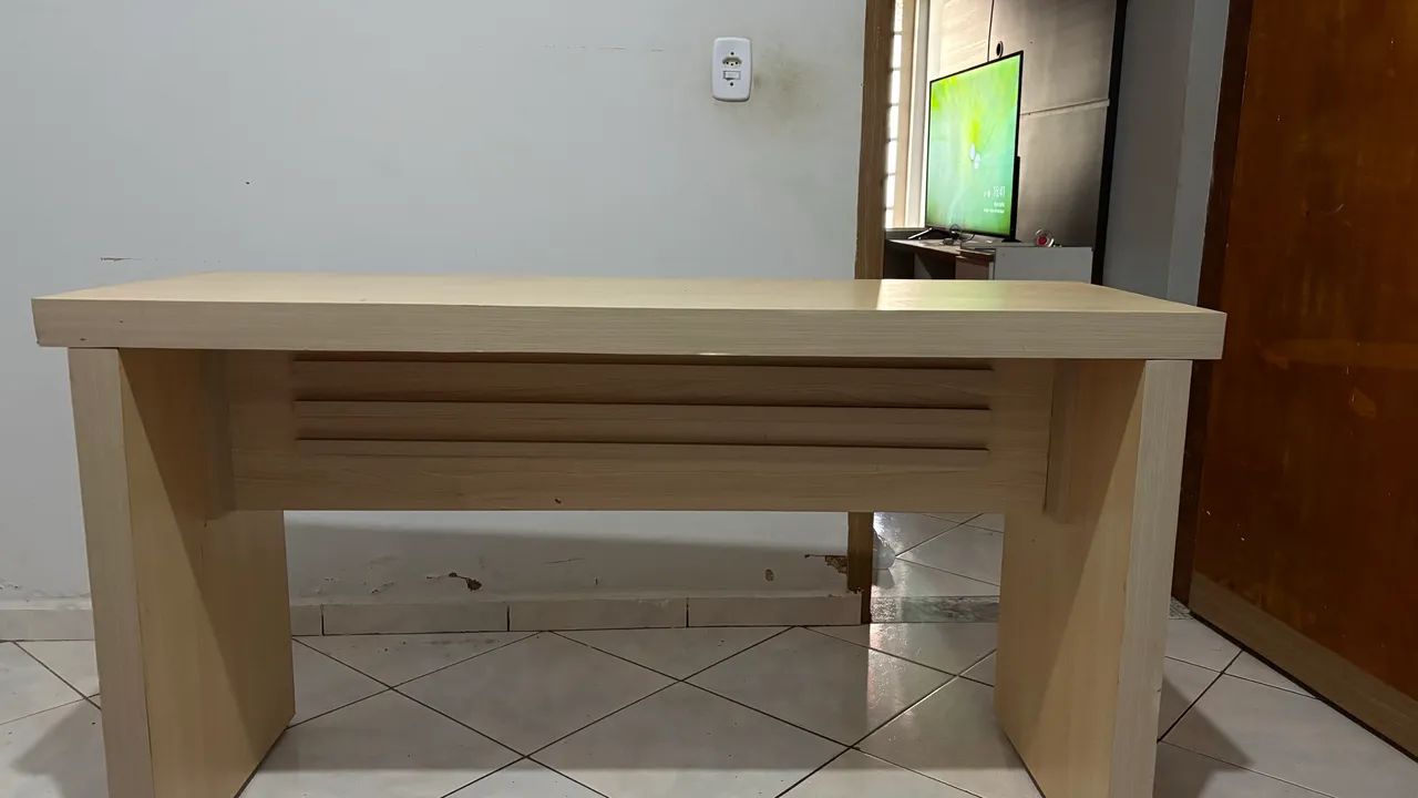 Mesa de Madeira com Design Moderno e Acabamento Amadeirado - Foto 3