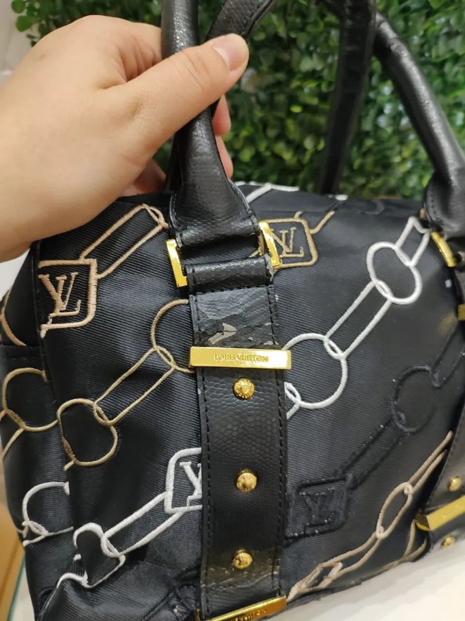 Bolsa de mão preta e dourada Louis Vitton  - Foto 2