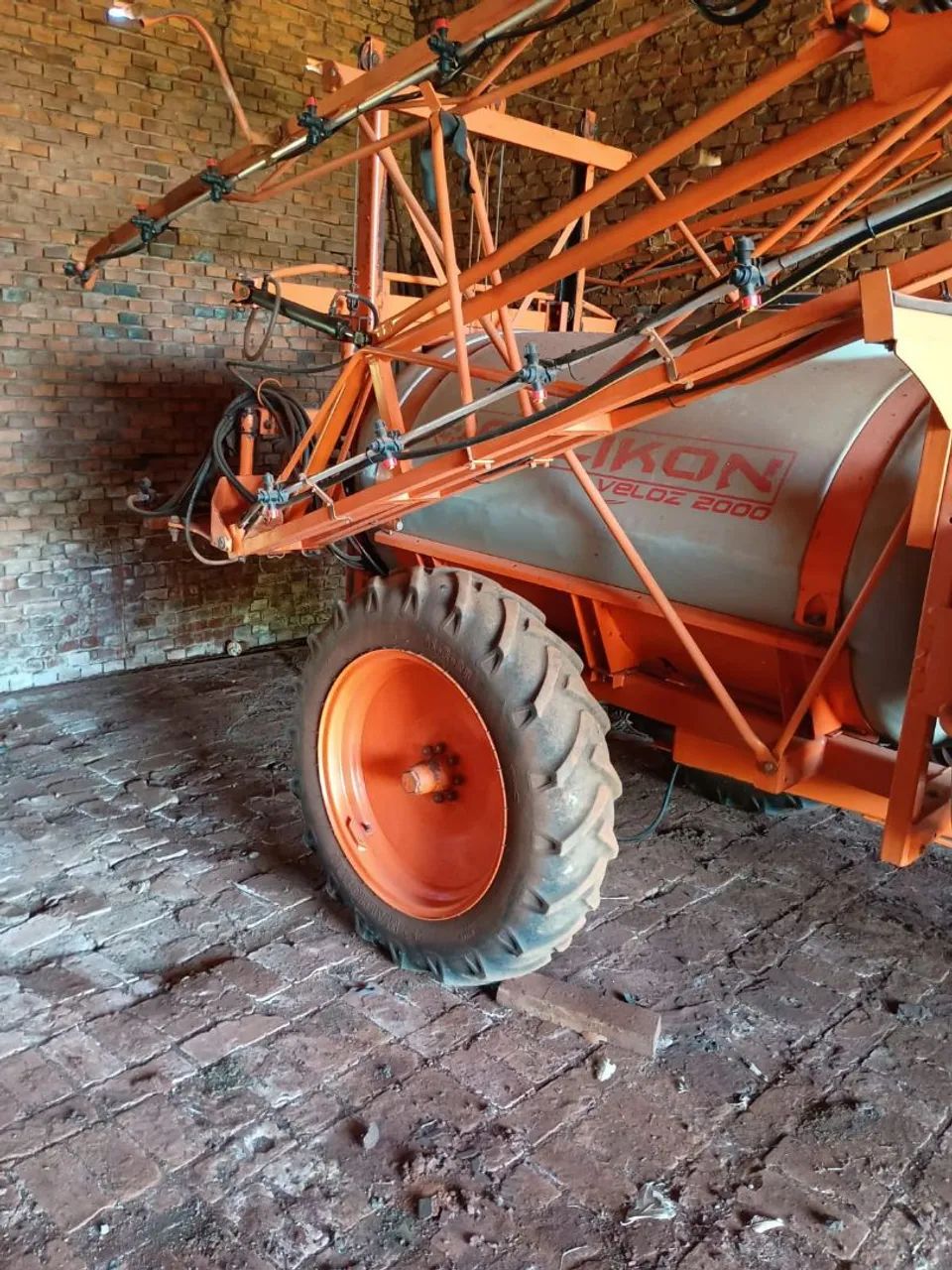 Pulverizador Allikon   2000L AD 18 Metros - Foto 2