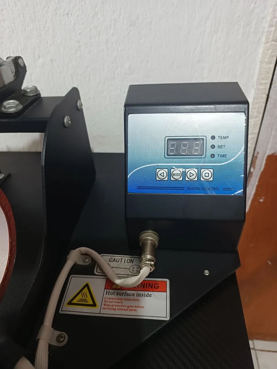 Prensa sublimadora semiautomática SCP SB04A preta - Foto 3