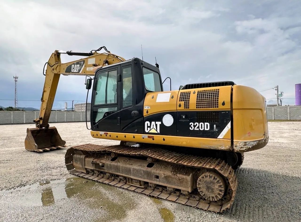 Escavadeira Caterpillar 320 DL  ano 2012, com 15.000 horas, em SP