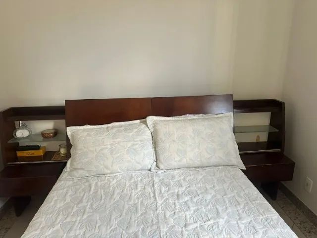 Cama de Casal Madeira Imbuia Cabeceira Gavetas e Mesa de Cabeceira - Foto 5