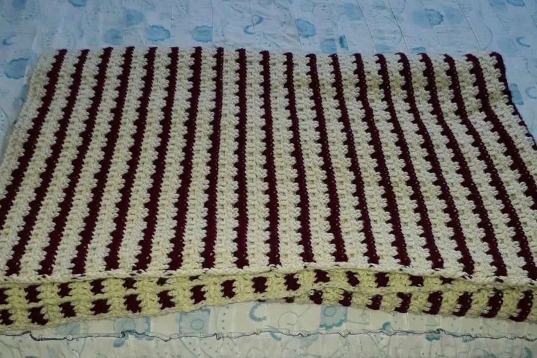 Manta de crochê listrada