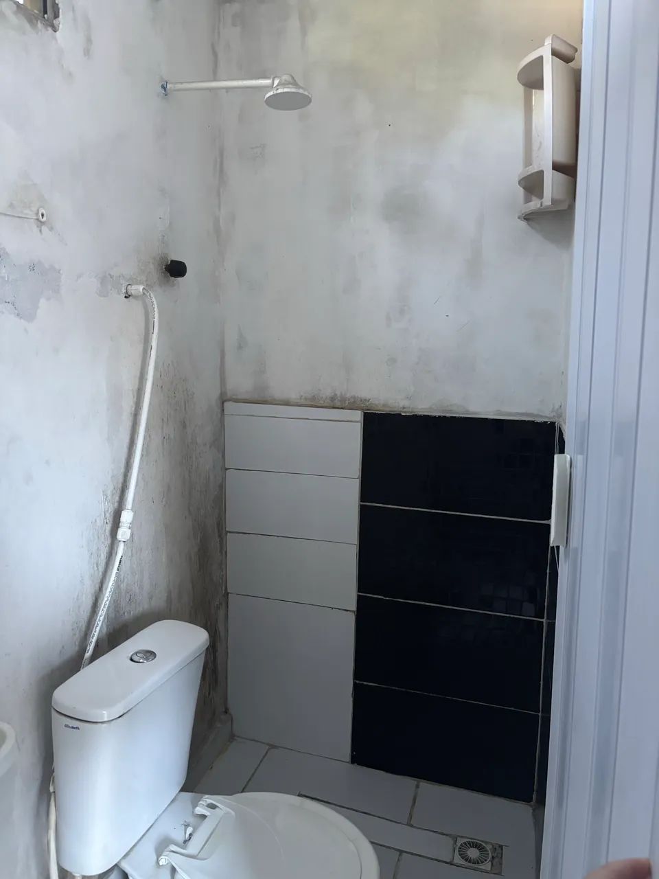 Alugo kitnet incluso água e luz para mulher  - Foto 5