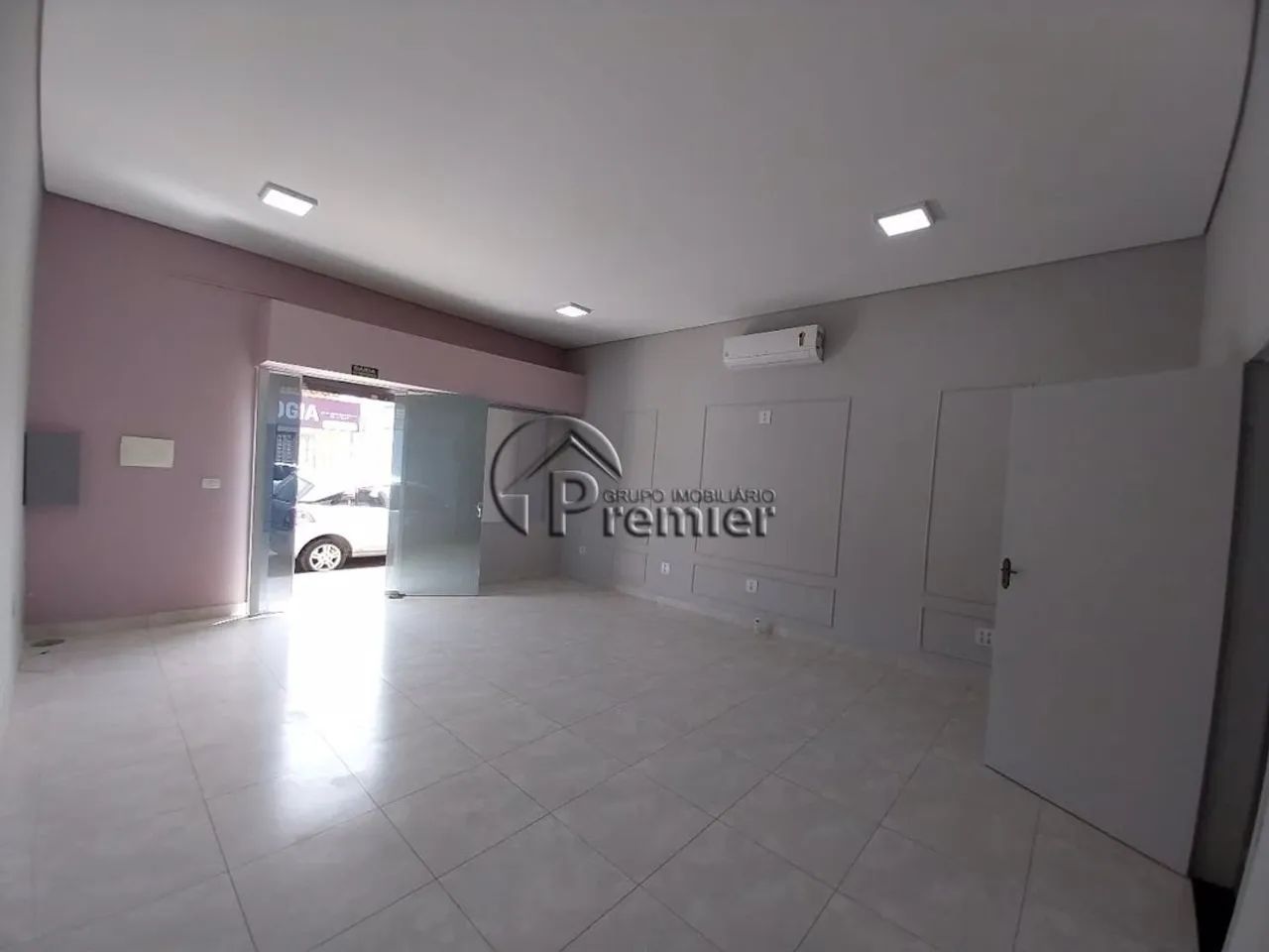 Salão comercial com ar condicionado de trinta e sete metros quadrados para locação no Cent