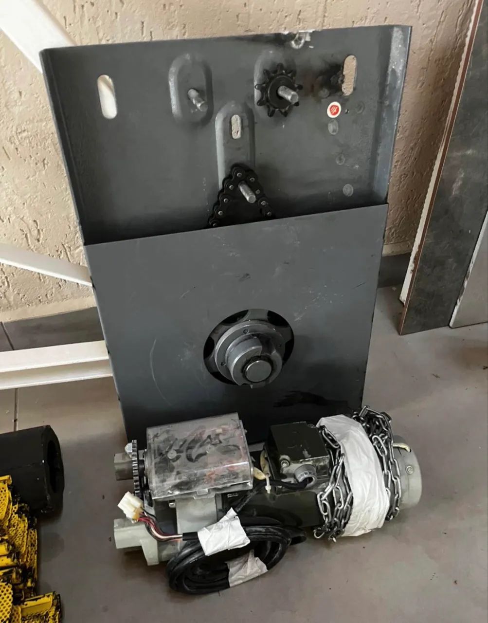 Porta de Enrolar Automática com Motor - Ótimo Estado - Foto 2