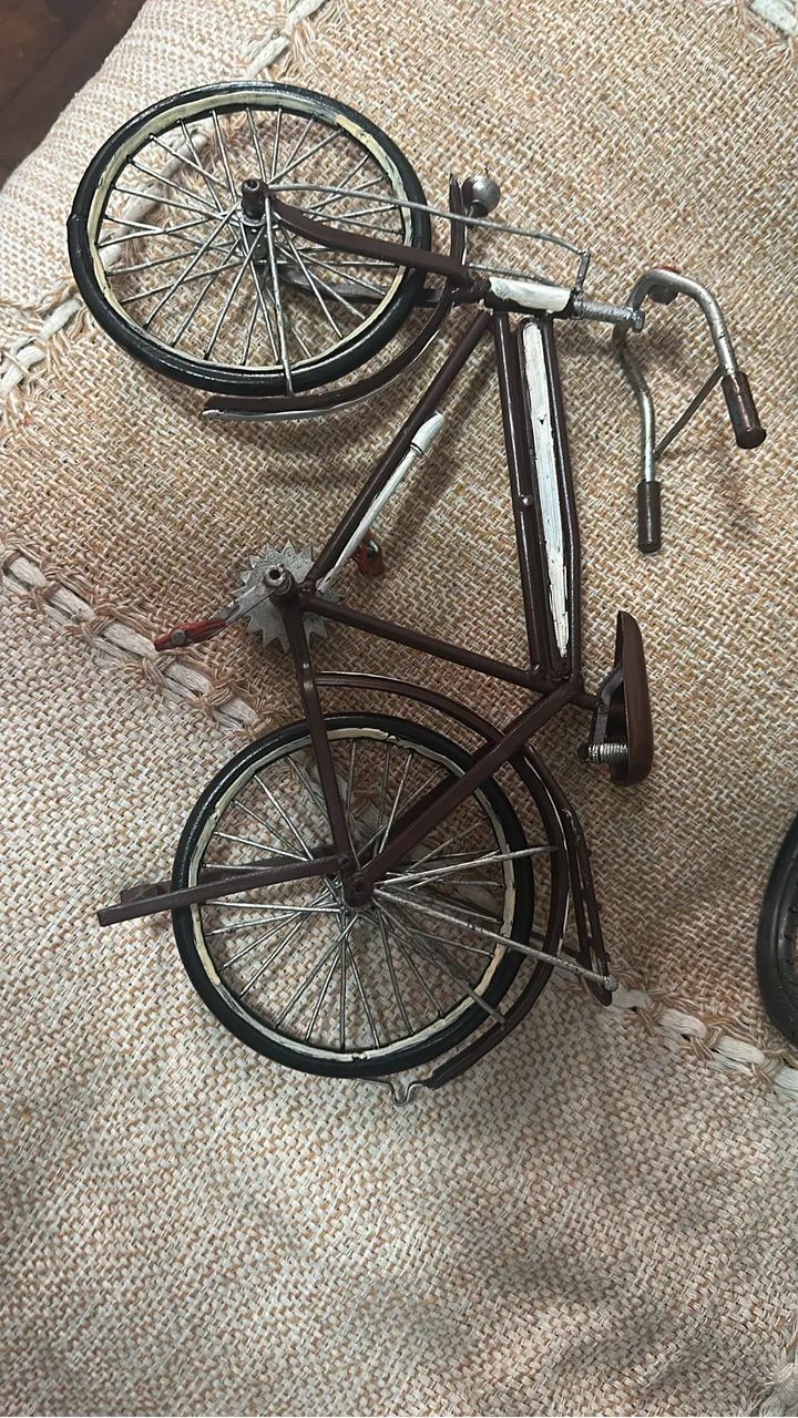 Bicicleta e motos antigas de lata 