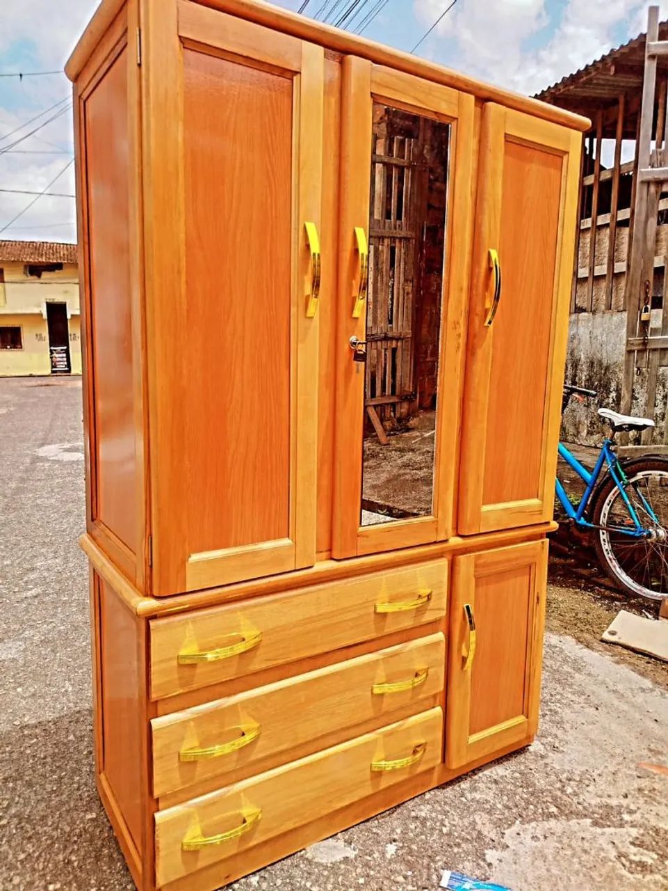 Guarda roupa de solteiro - madeira Tatajuba 3 portas 3 gavetas completo com espelho novo - Foto 2