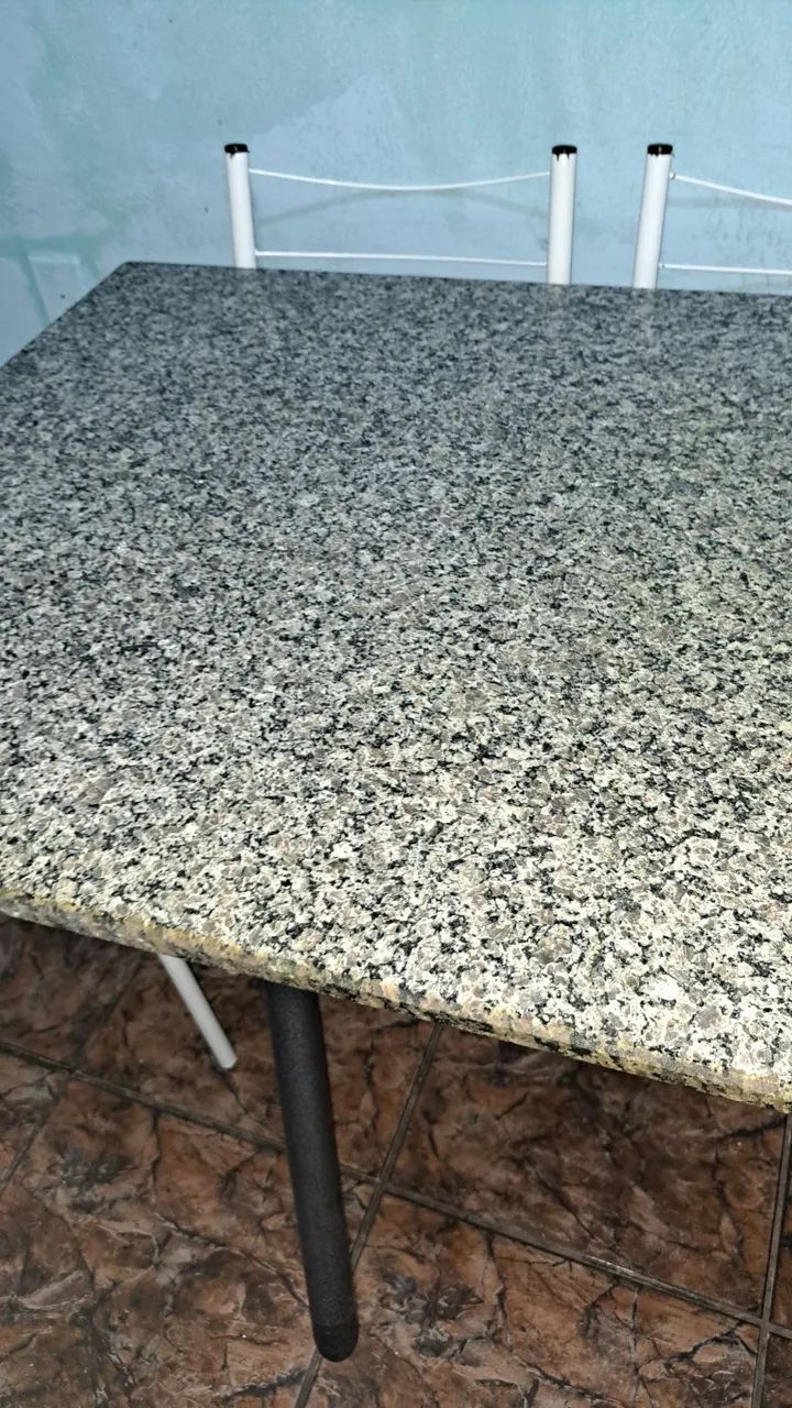 Mesa de mármore com 04 cadeiras 