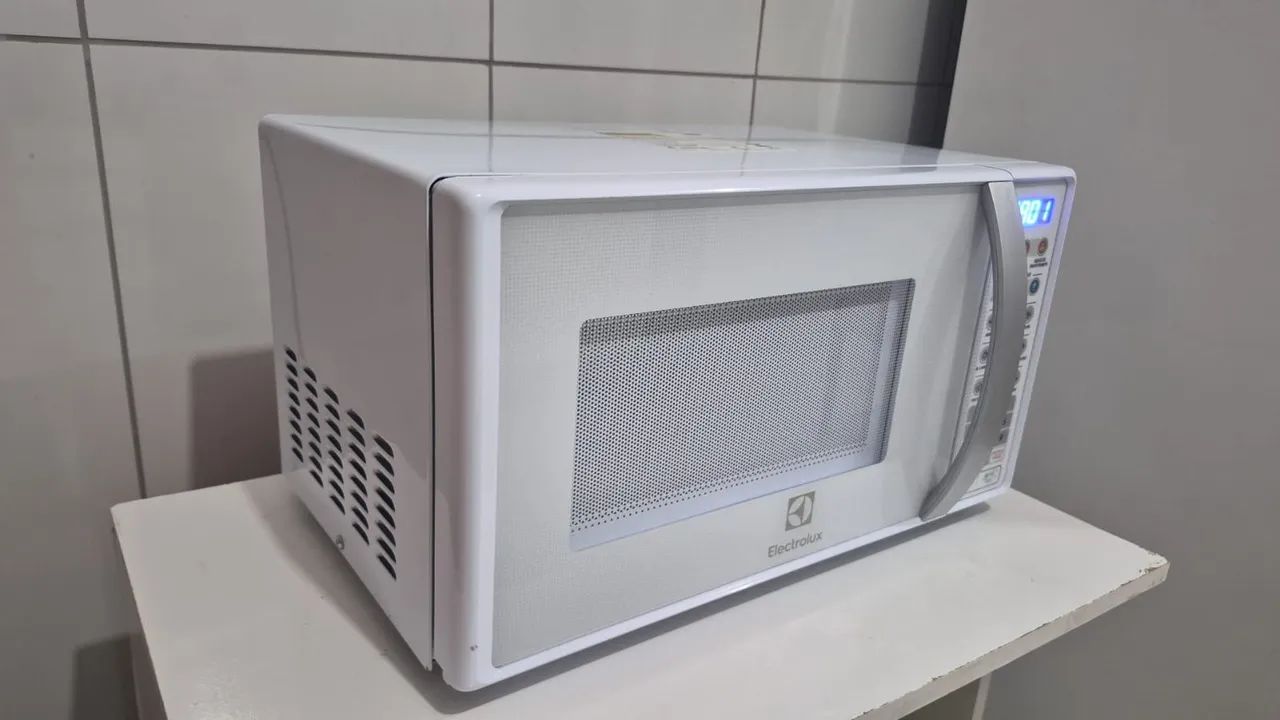 Microondas Electrolux 20LTs semi-novo - Foto 2