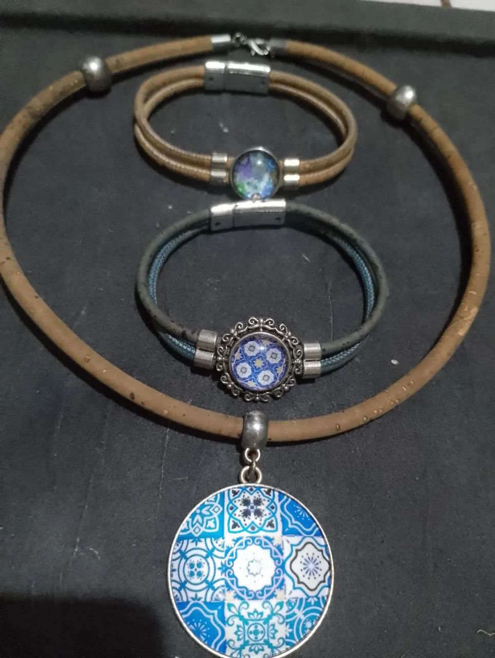 Cordão de cortiça com adereços 