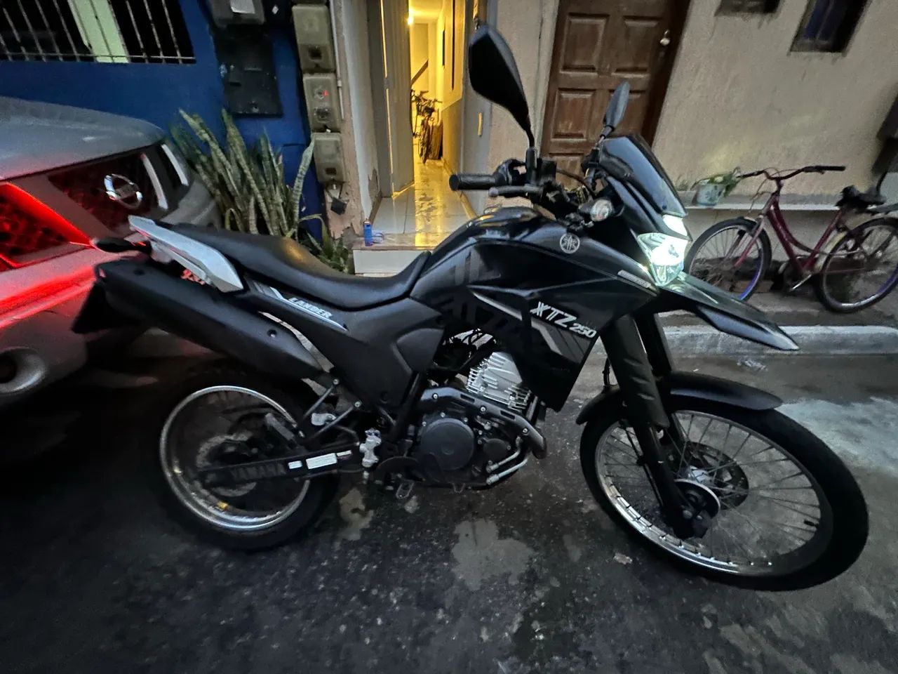 Vendo lander muito nova e com pouca quilometragem 