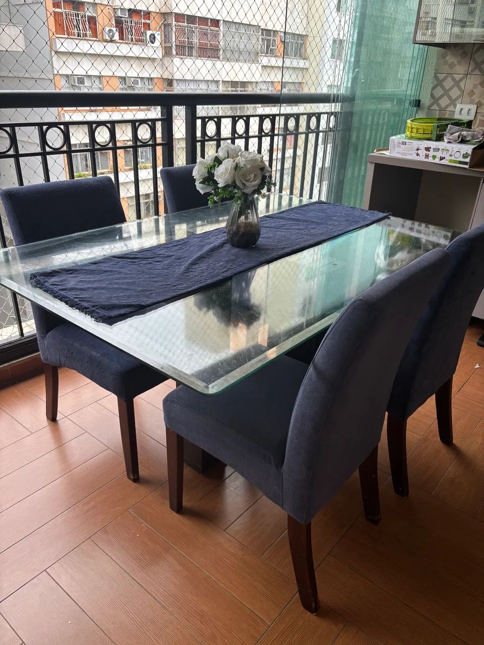 Mesa em madeira com cadeiras estofadas  - Foto 2