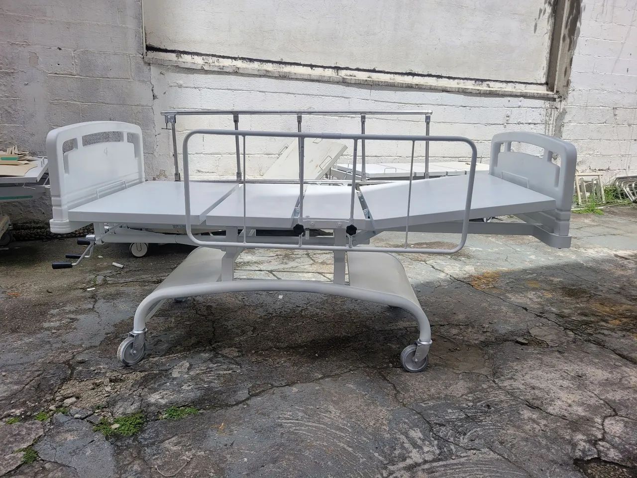 Cama hospitalar manual com 2 manivelas  - Foto 4