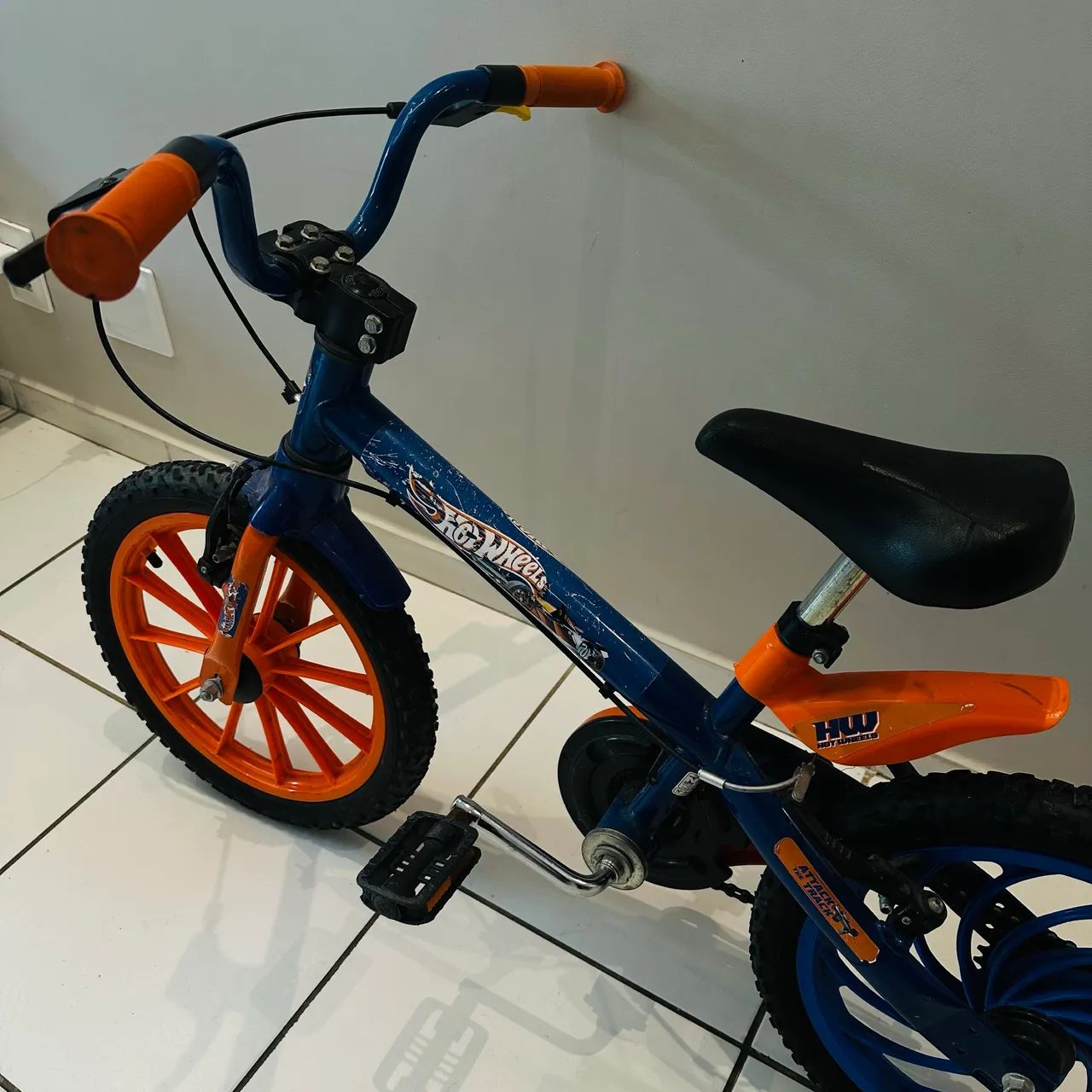 Bicicleta usada aro 16 Hot Wheels - Foto 2