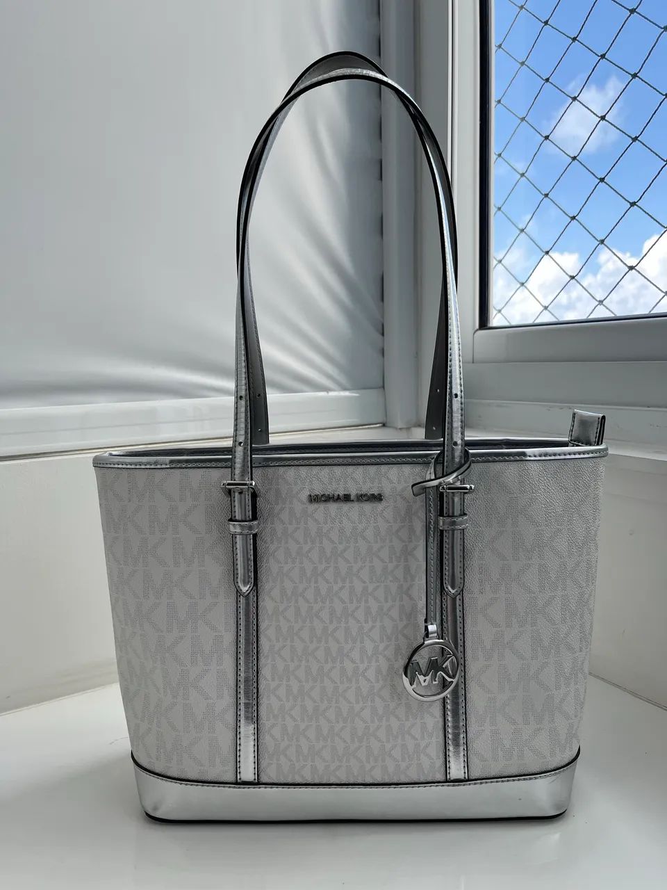 Bolsa Michael kors branca e prata  - Foto 4