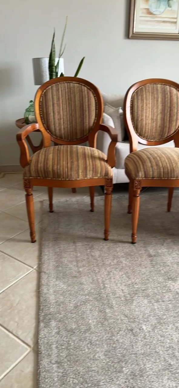 Cadeiras sala de jantar estofadas semi novas e talhadas em cedro rosa - Foto 3