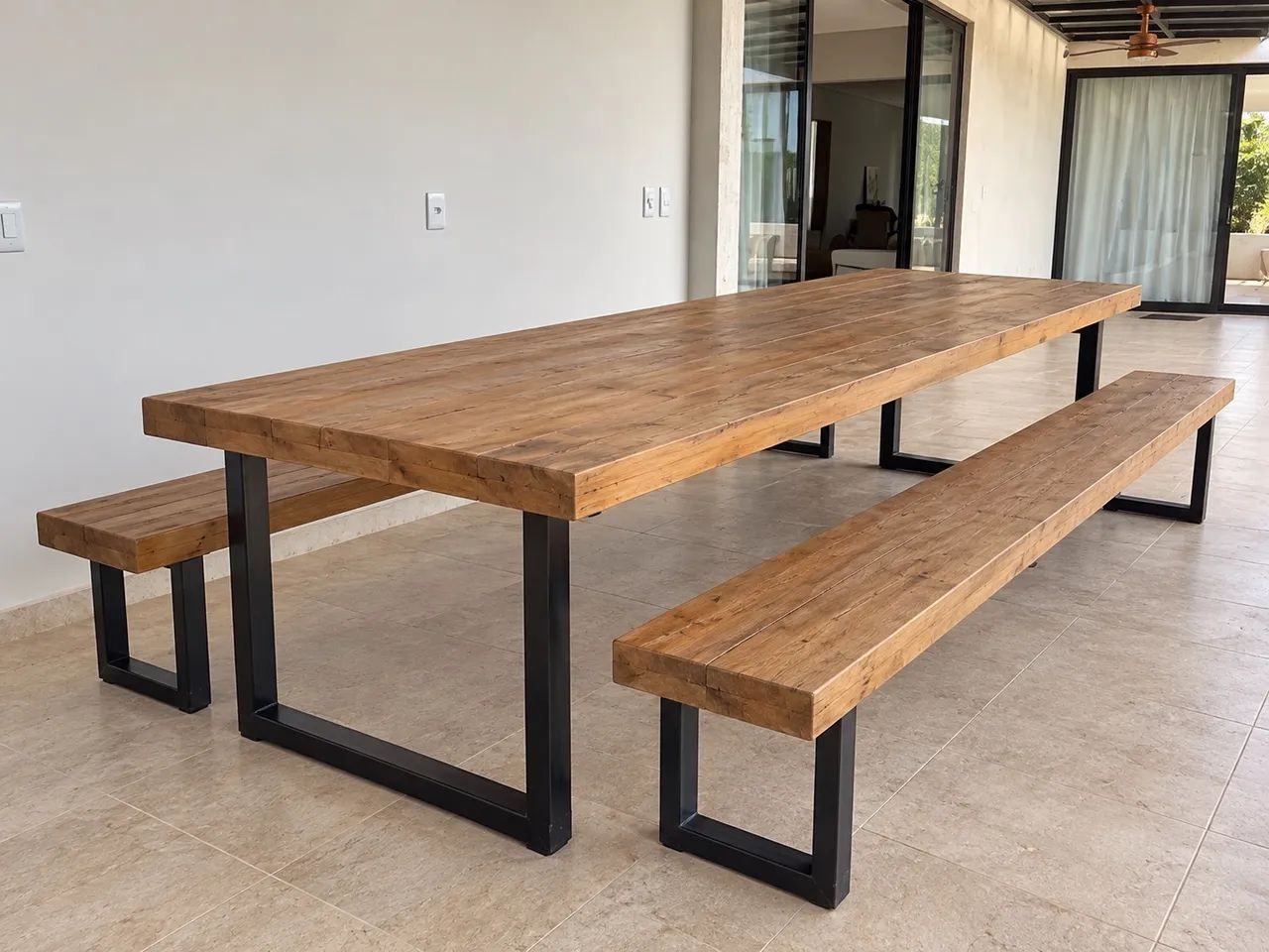 Mesa de madeira de demolição 