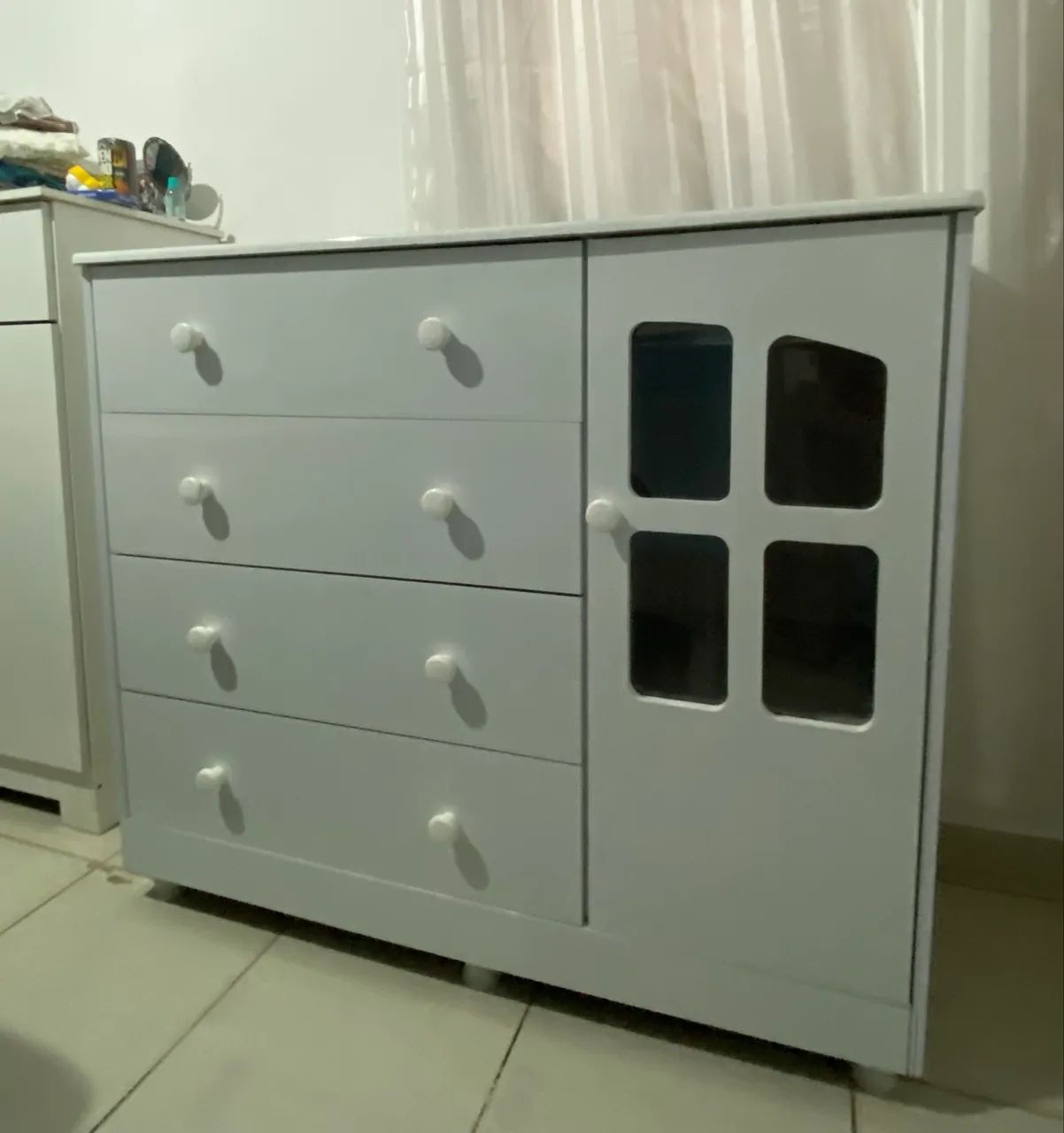 Comoda Branco 4 gavetas + cabideiro