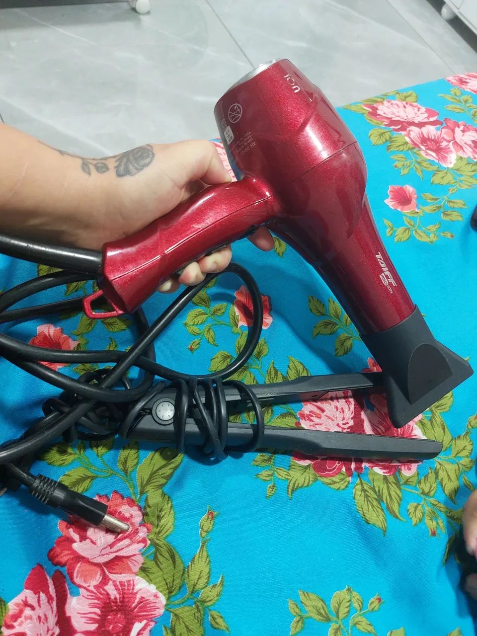 Secador e prancha taif cabelo