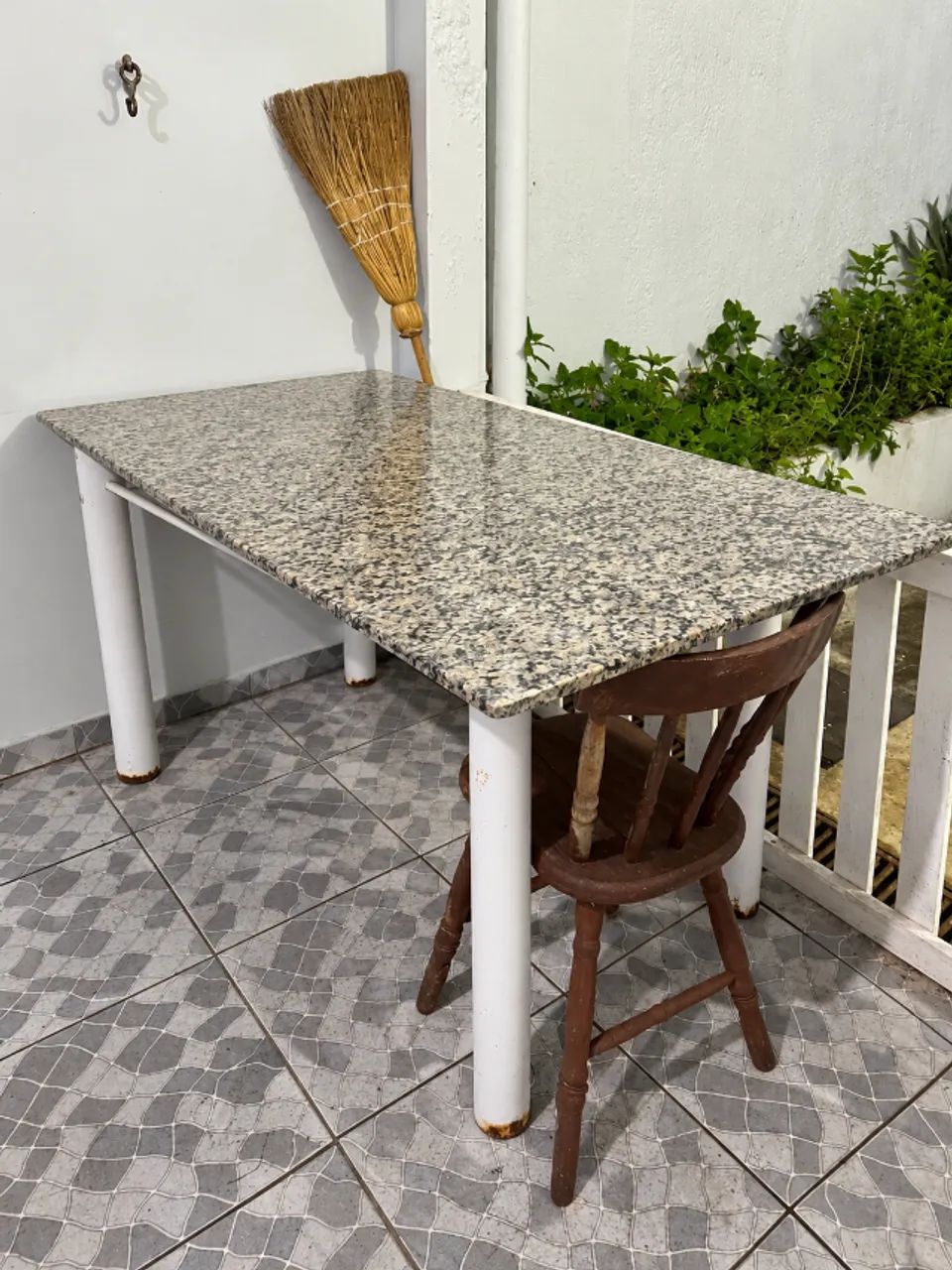 Mesa Retangular com Tampo de Granito e Pés Metálicos