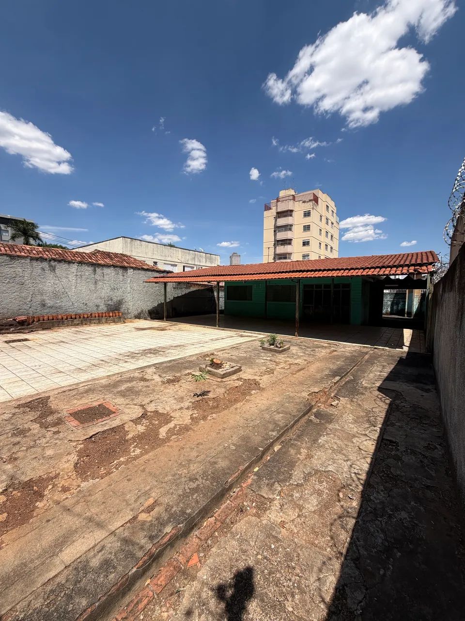 Casa e Terreno raríssimo setor aeroporto  - Foto 2