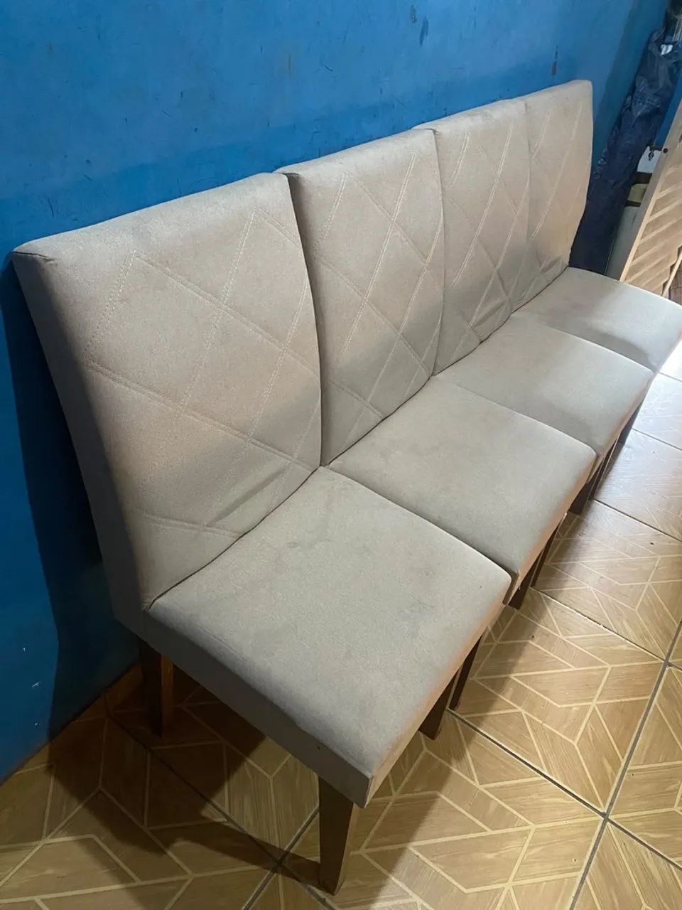 Cadeiras estofadas em MDF