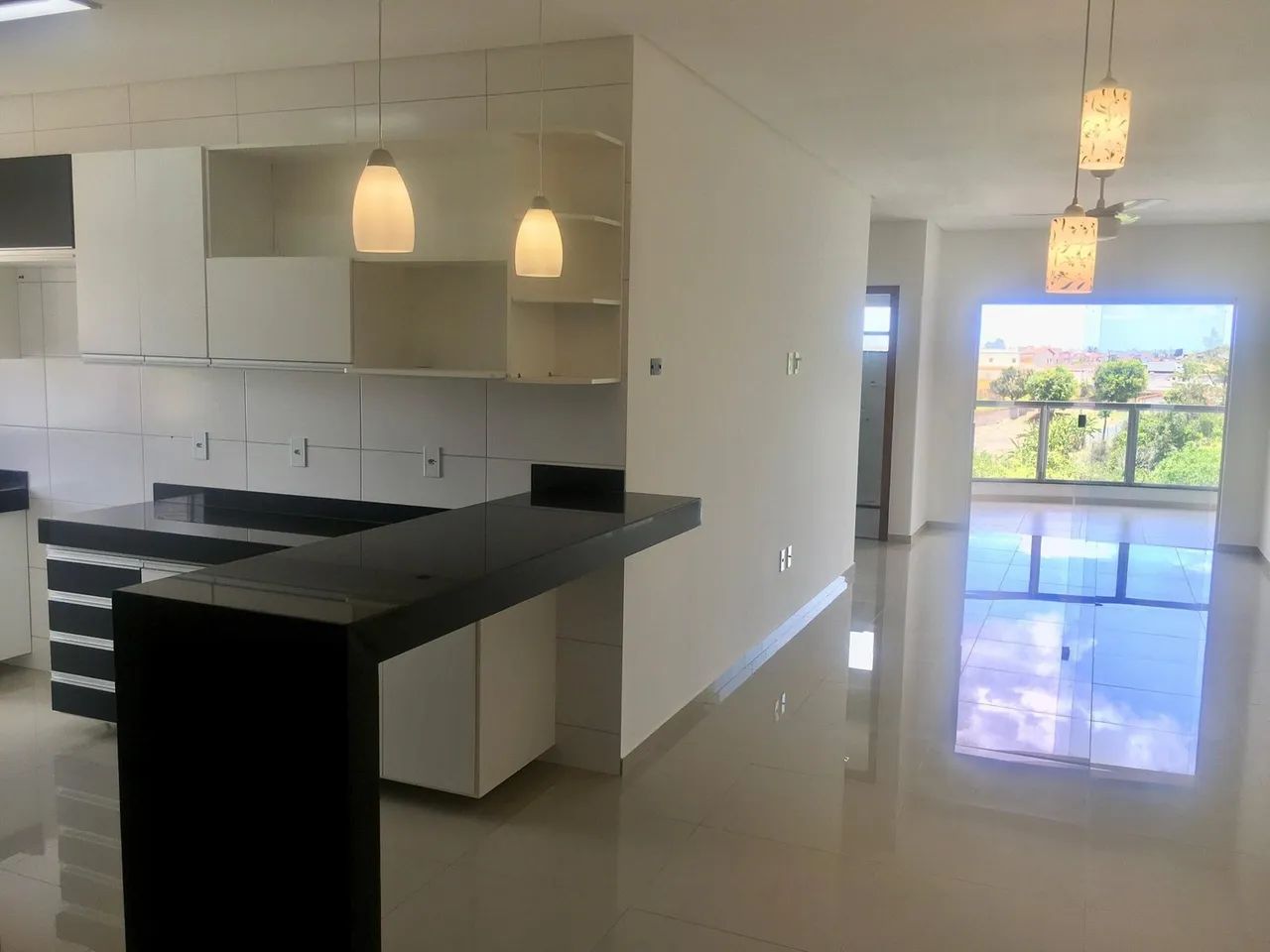 Apartamento de fino acabamento com varanda e garagem em Eunápolis - Foto 2