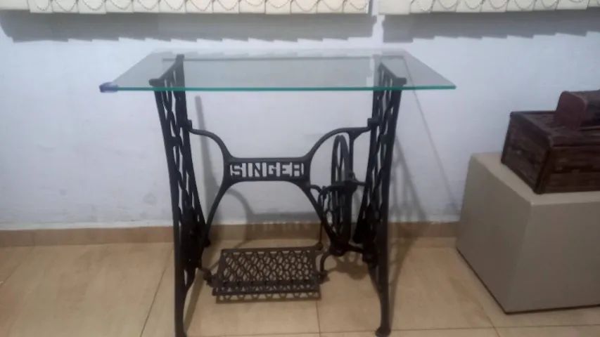 Aparador  Pe Maquina Singer antiga com vidro