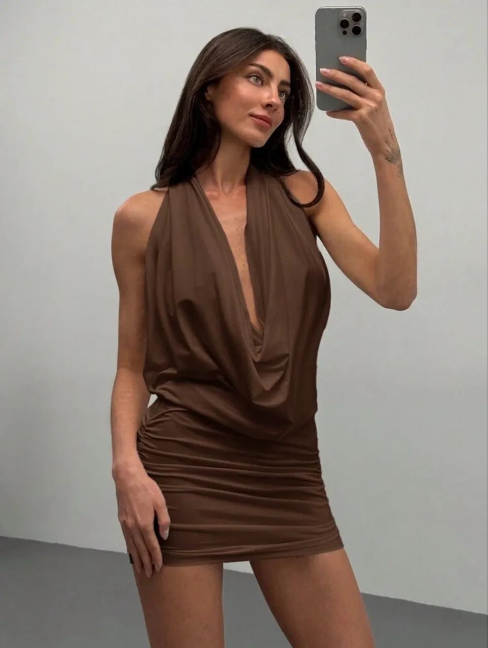 Vestido Marrom colo em V profundo e costas nuas 