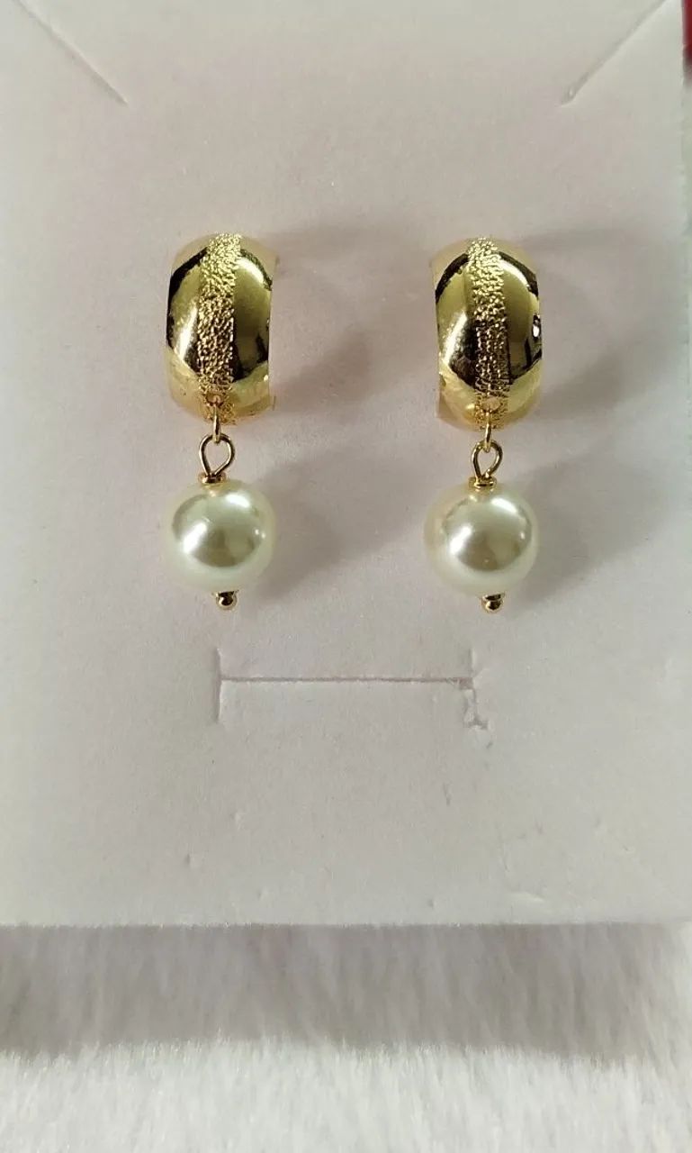 Brinco meia argola com pérola 3cm compr. 8mm larg. - Foto 2