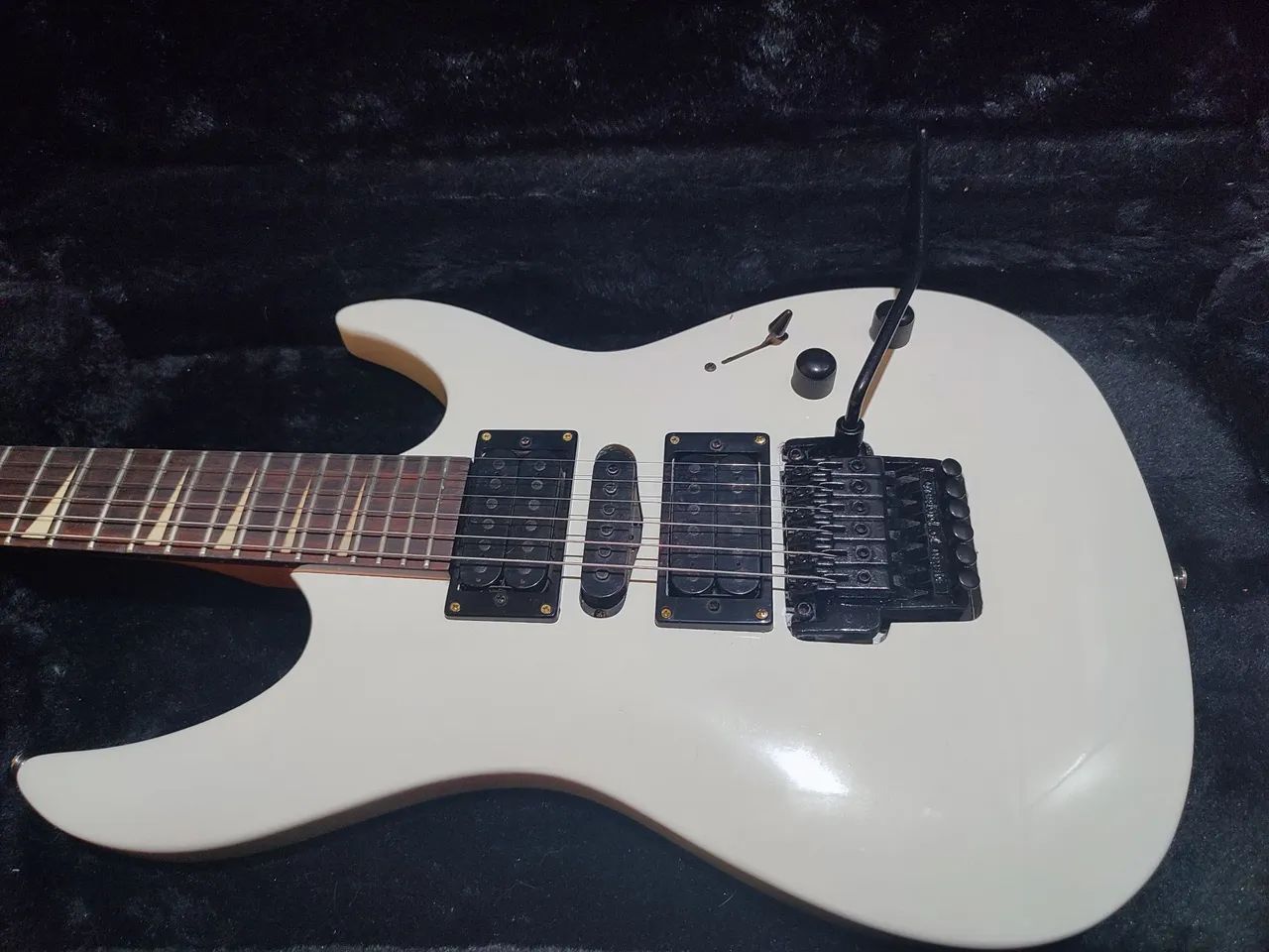 Guitarra Jackson Dinky HSH - Branca - Floyd Rose & Sharkfin Inlays - Foto 4