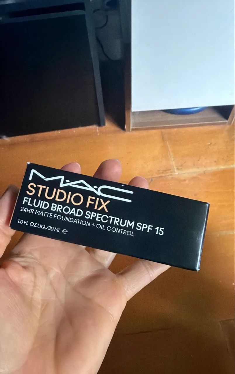 base mac studio fix fluid broad spectrum spf 15, na cor nc18. possui 30ml
