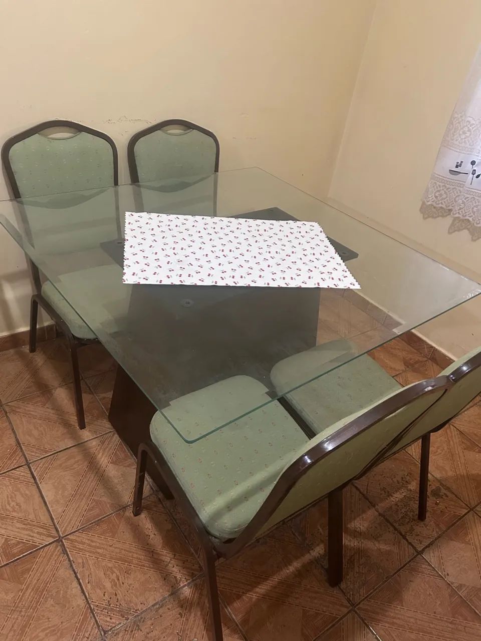 Vendo mesa de vidro, com 4 cadeiras  - Foto 2