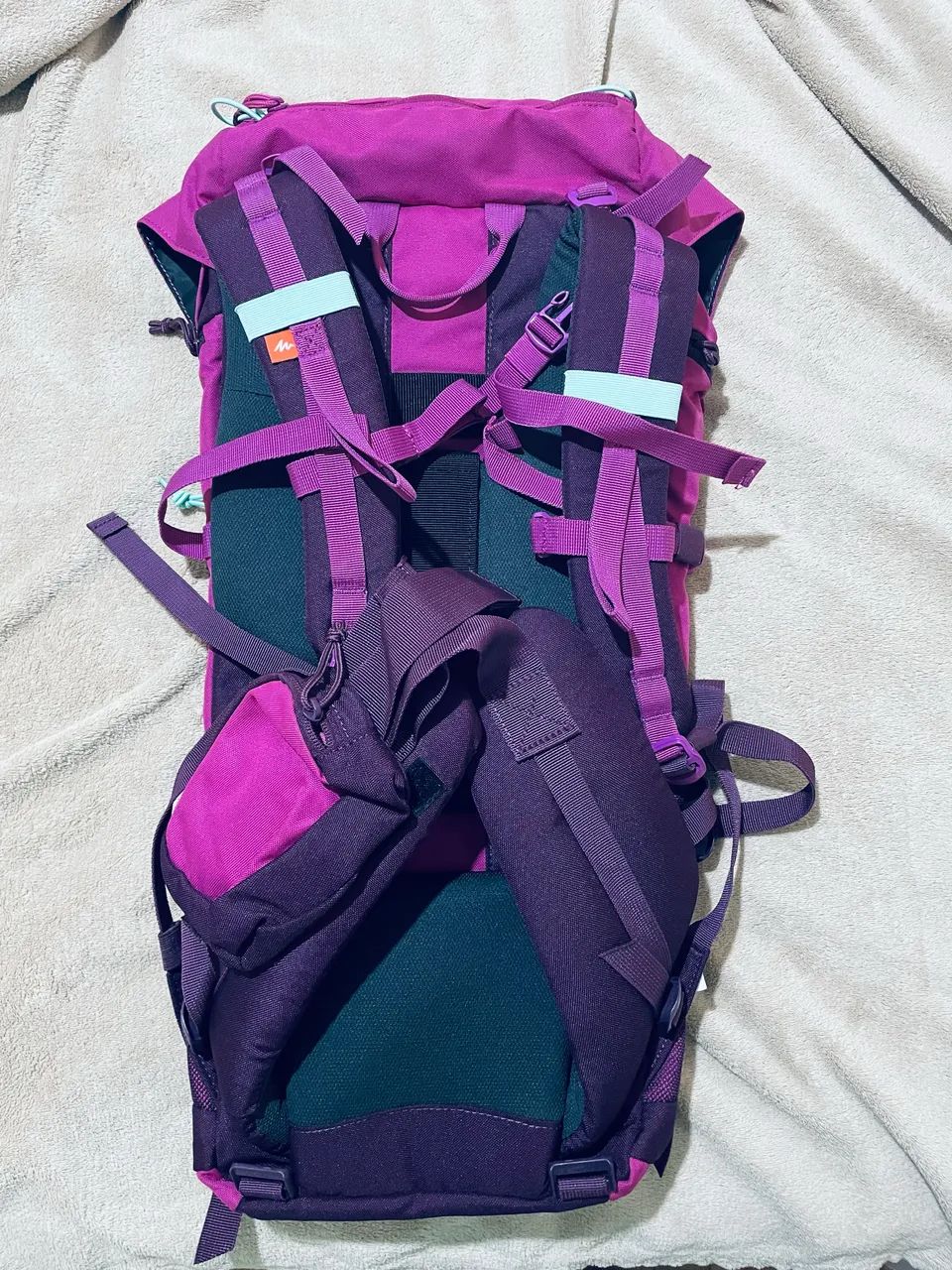  Mochila cargueira Quechua Forclaz 50 litros seminova  rosa e bordeaux (vinho) - Foto 2