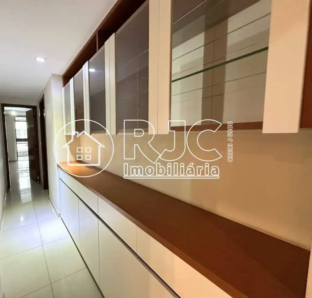 Amplo 4 quartos varandão 2 vagas e juntinho metro - Foto 4