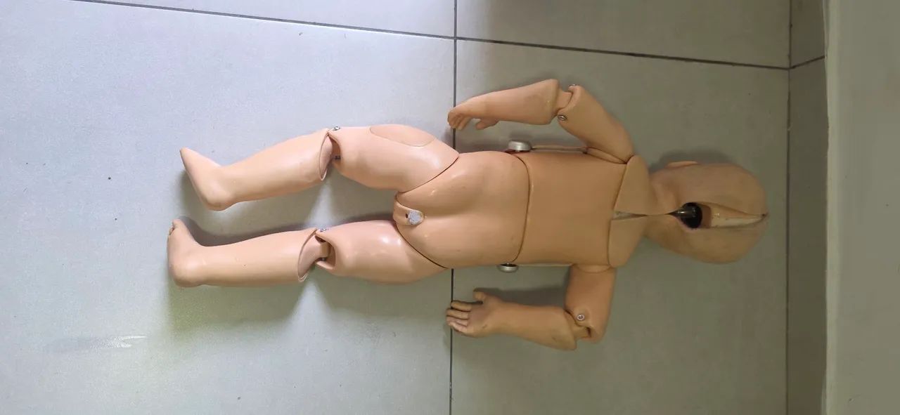 SIMULADOR / MANEQUIM BONECO PEDIÁTRICO ENFERMAGEM - Foto 3