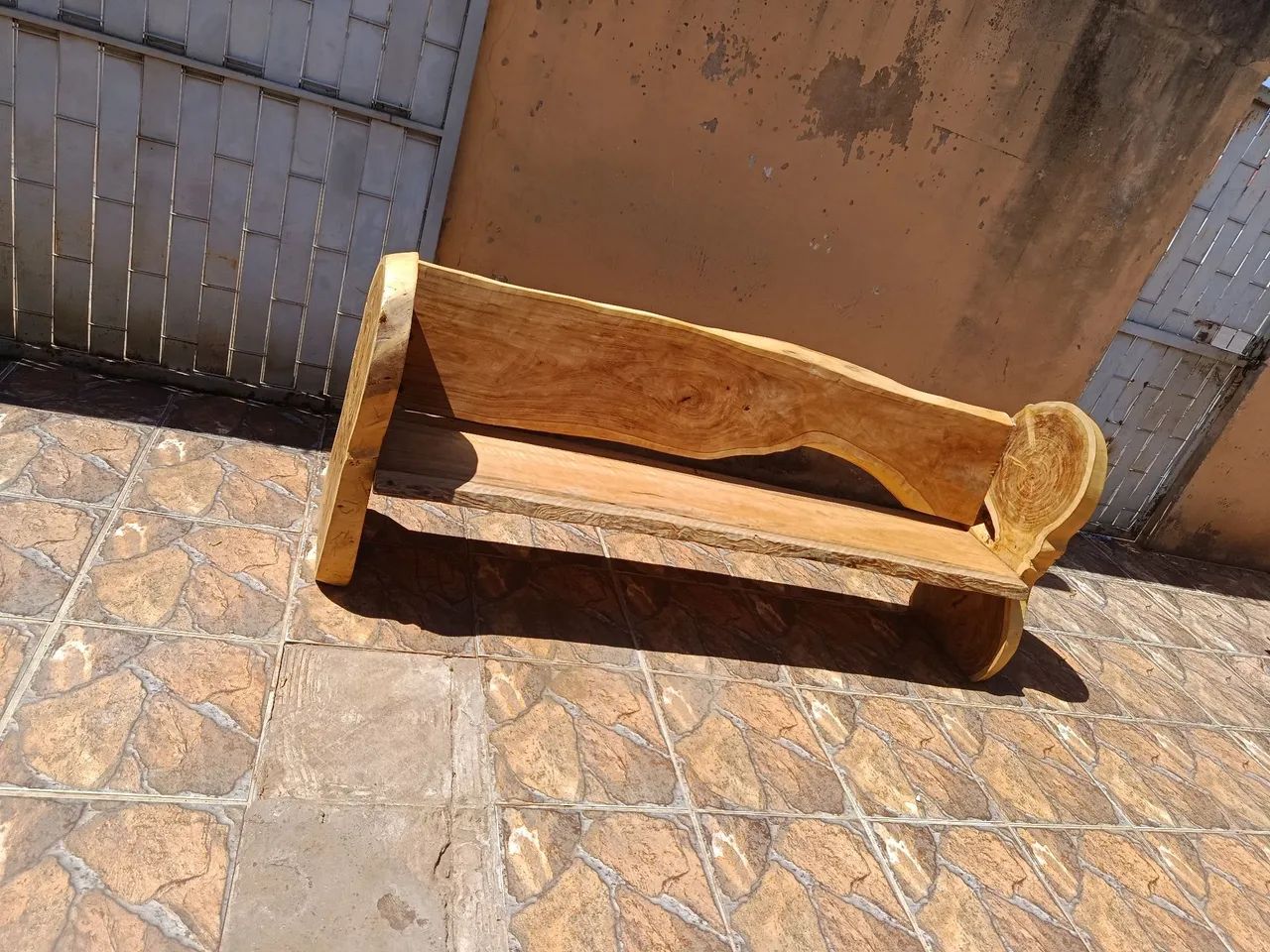 Banco todo em madeira rústica 
