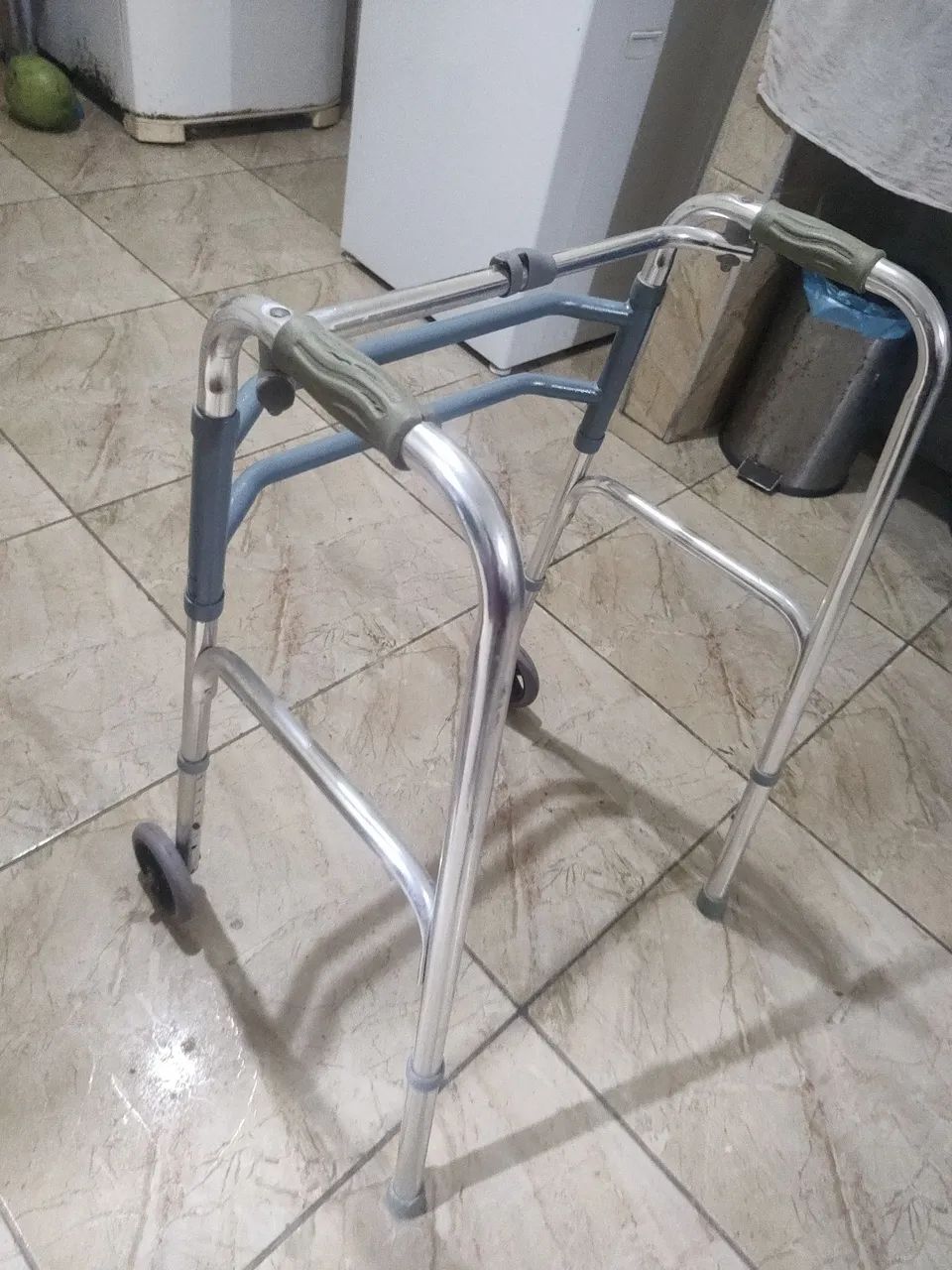 Vende-se andador em alumínio 