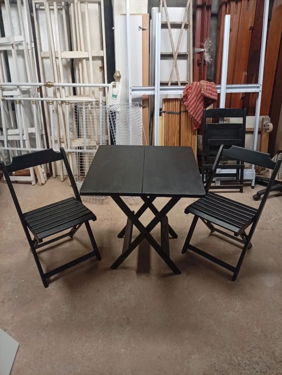 Mesa + duas cadeiras 