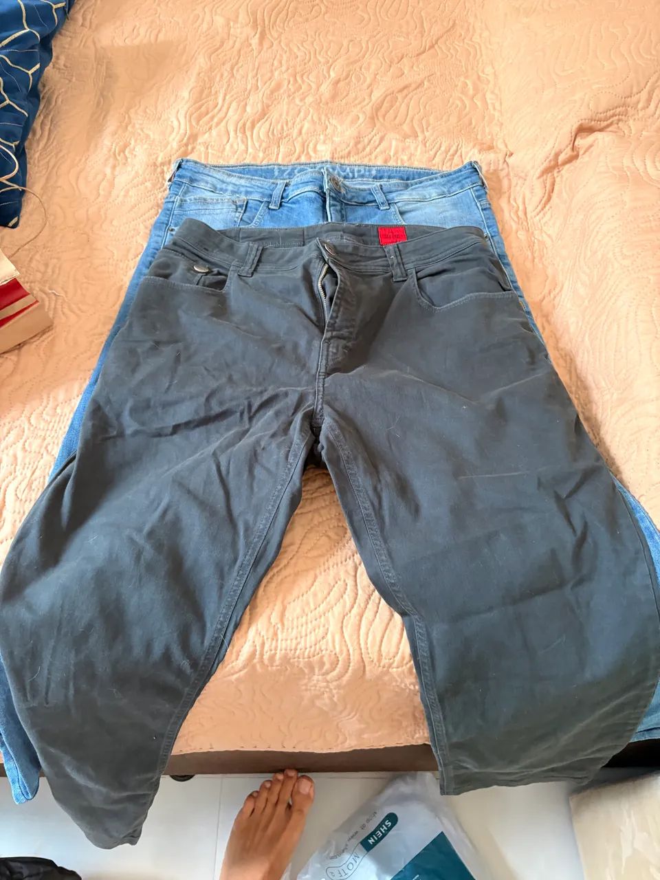 2 calças uma jeans e outra de sarja 