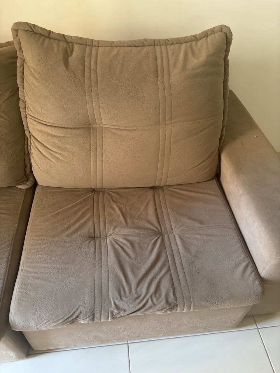 Sofá Retrátil 2 Lugares em Suede Marrom - Muito Conservado - Foto 3