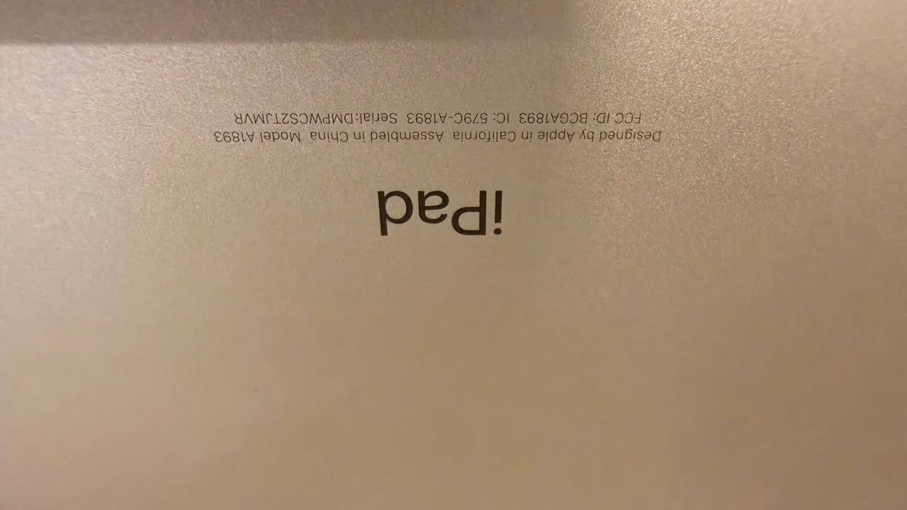 iPad 6ª geração 32GB Dourado (película  trincada, funcionando 100%)